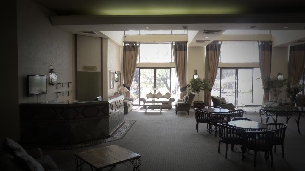 Black Mountain Leisure And Conference Hotel Groothoek Bagian luar foto