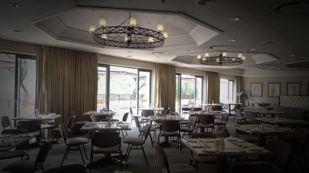 Black Mountain Leisure And Conference Hotel Groothoek Bagian luar foto
