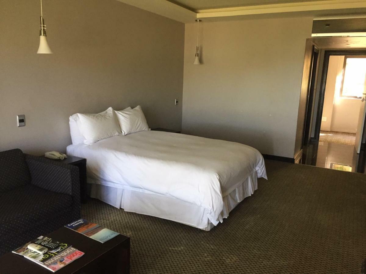 Black Mountain Leisure And Conference Hotel Groothoek Bagian luar foto